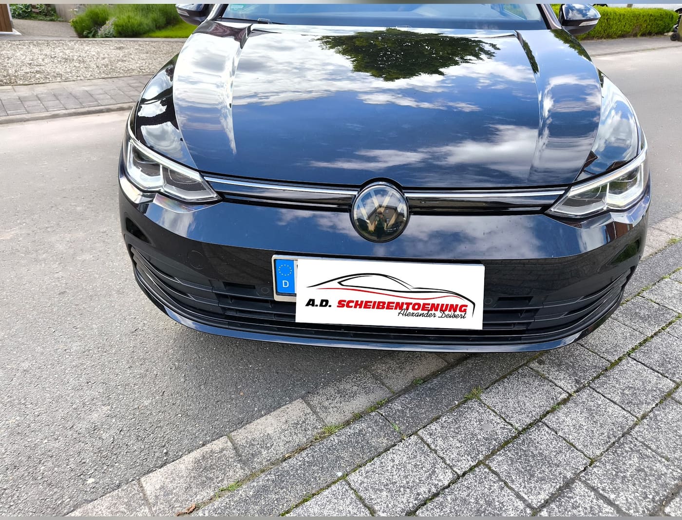 Schwarzer VW Golf 8 mit Kennzeichenhalter von A.D. Scheibentönung