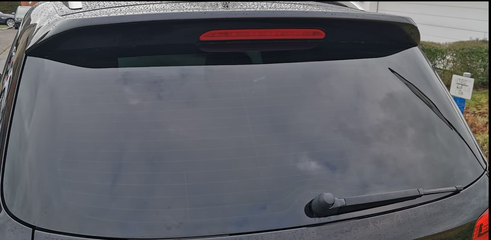 Getönte Heckscheibe eines VW Tiguan
